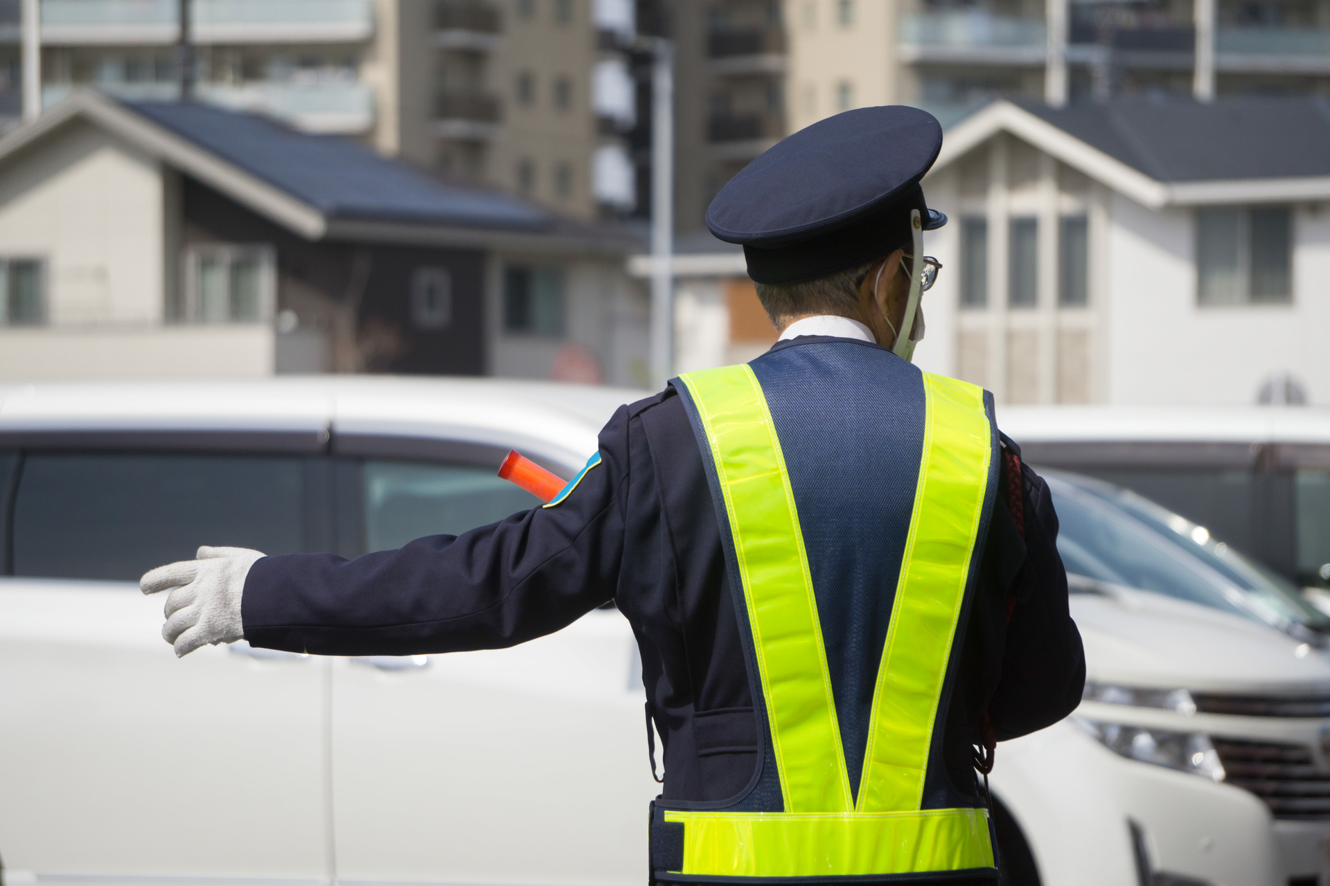 交通誘導中の男性警備員
